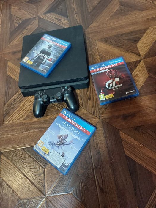Ps4 slim с контролер и отделни игри.