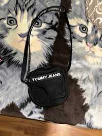 Продава се чаната на Tommy jeans