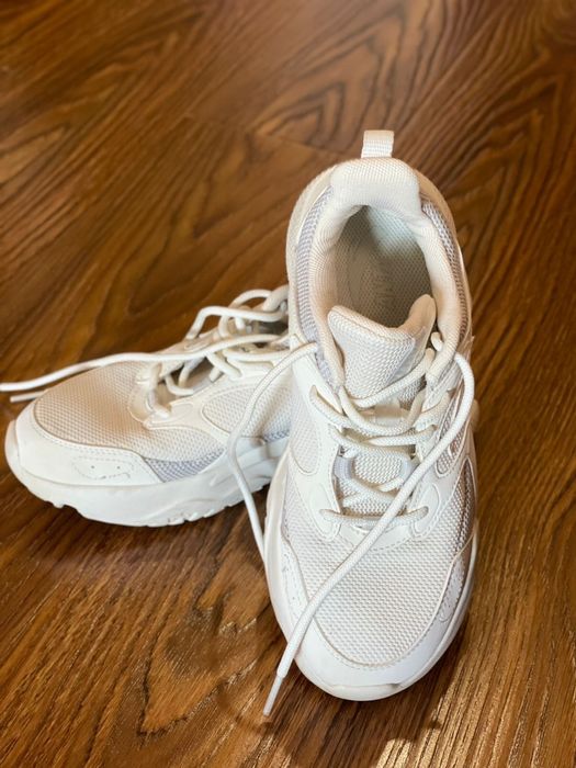 Продаю женскую обувь,36 размер купила в магазине Спортландия.