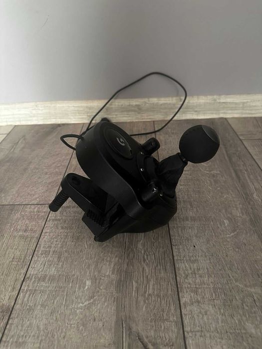 Волан, педали и скоростен лост Logitech G923