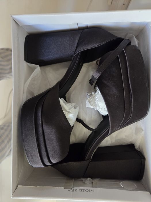 Дамски обувки на висок ток