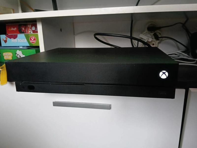 Xbox one x,1 TB memorie ,2 controllere + 8 jocuri