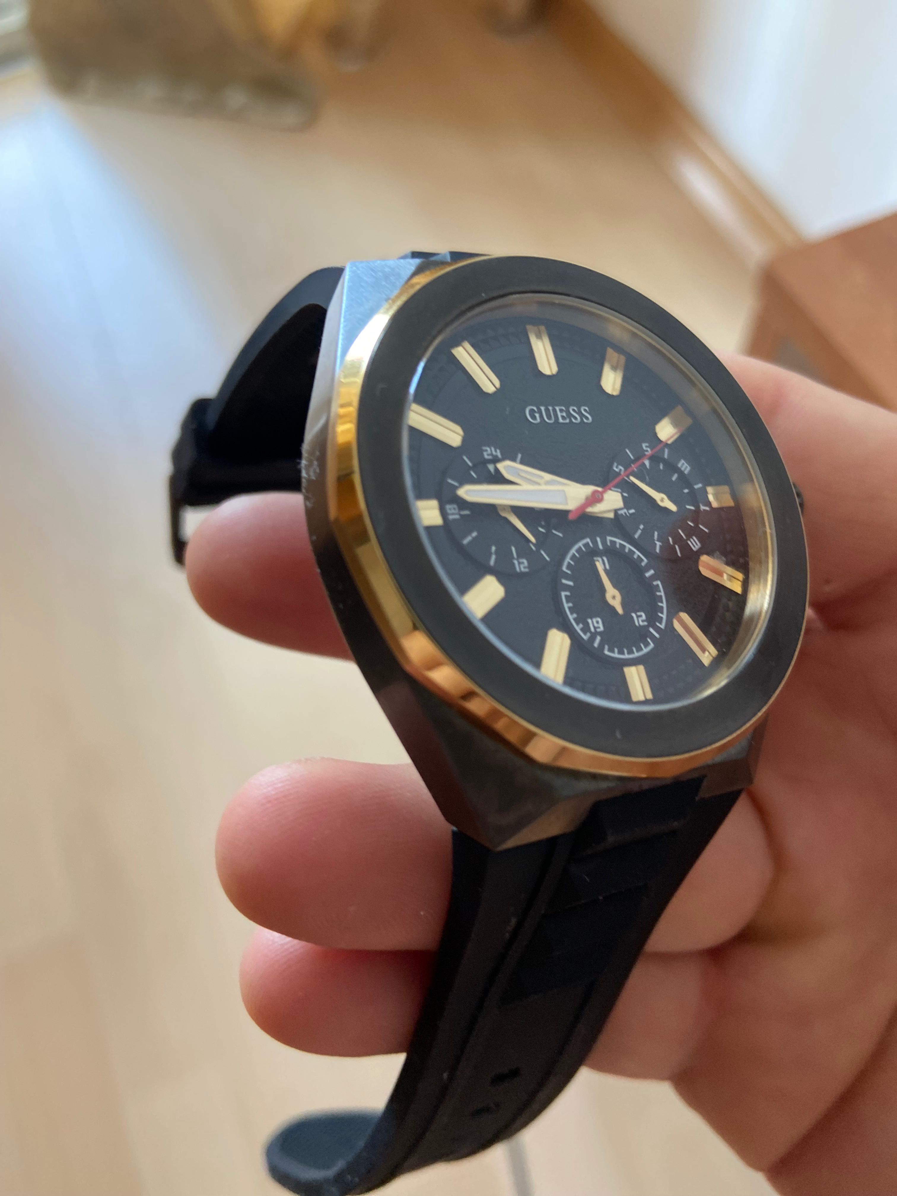 Нов Часовник GUESS