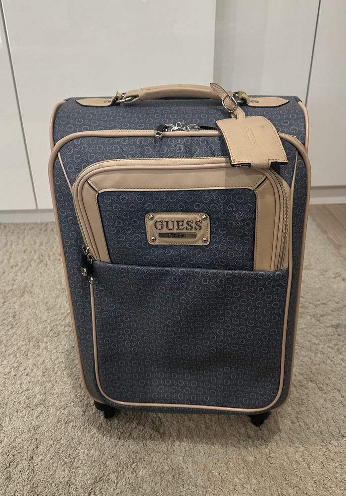 Кожен пътнически куфар в синьо и бежово на Guess