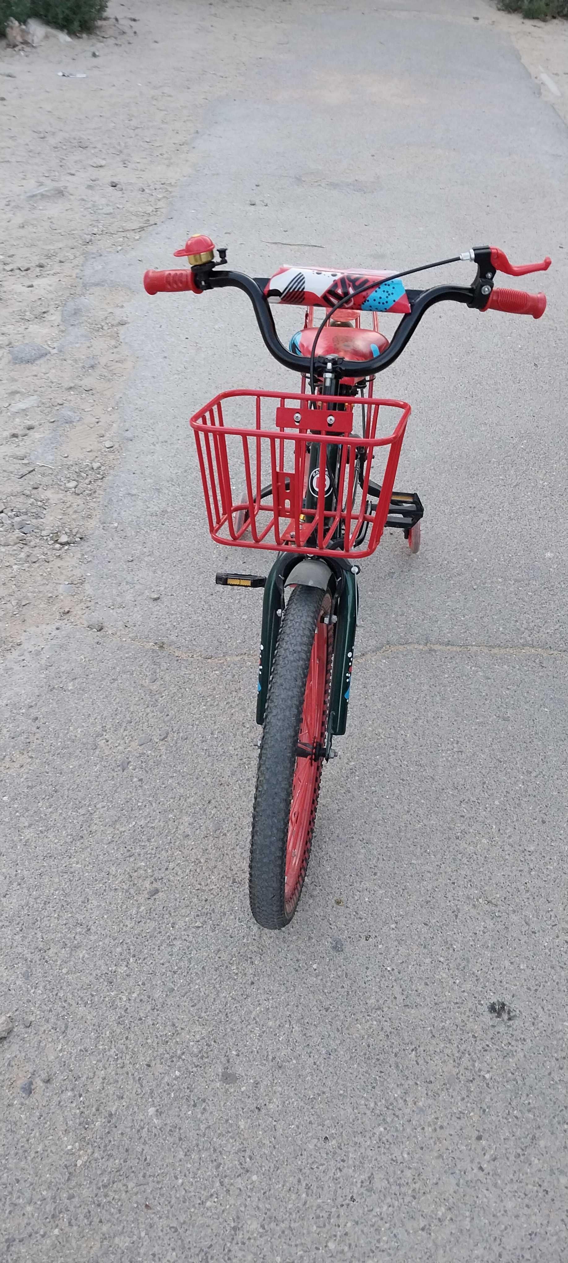 Велосипед красного цвета.