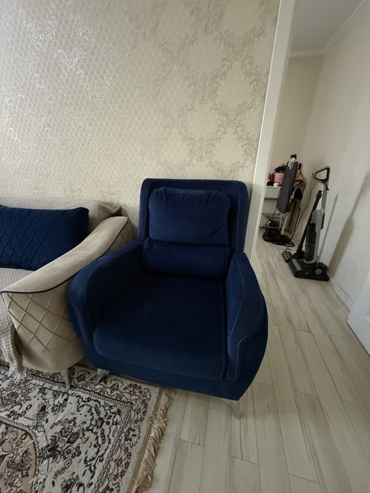 Продам диван с 2 креслами