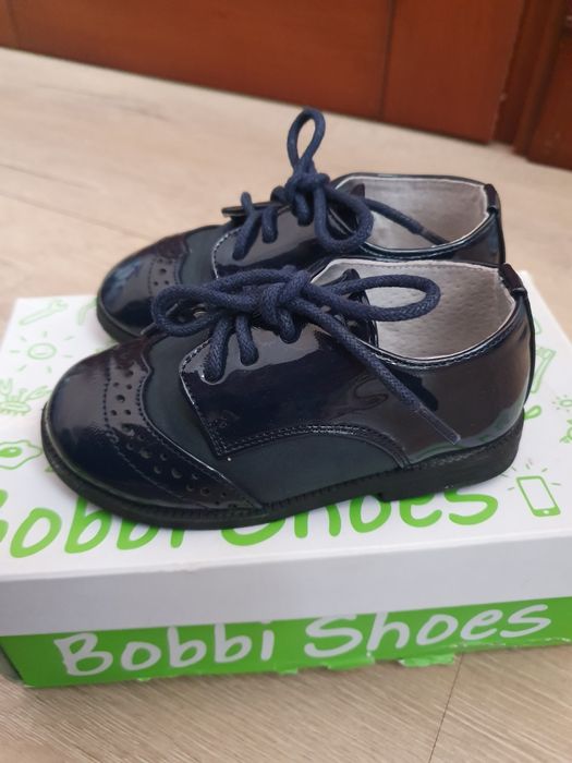 Vând pantofi eleganti pentru baieti  din piele lacuita marimea 22