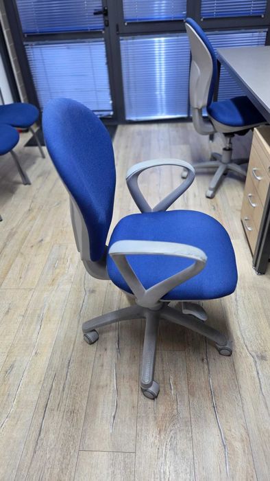 Офис Бюро, Работен стол, Посетителски стол и контейнер