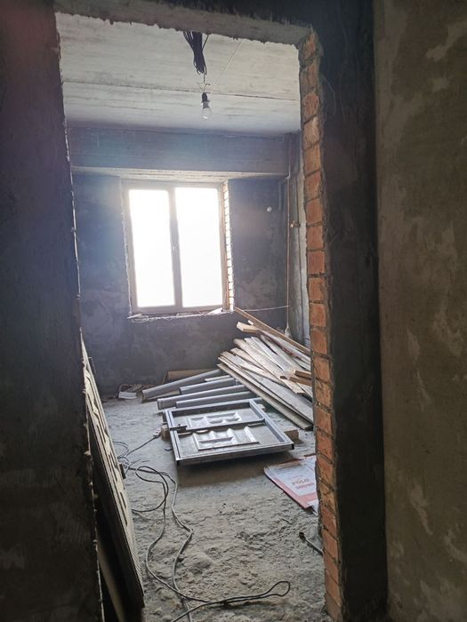 Izzada dom sotiladi srochna 53+53 kv