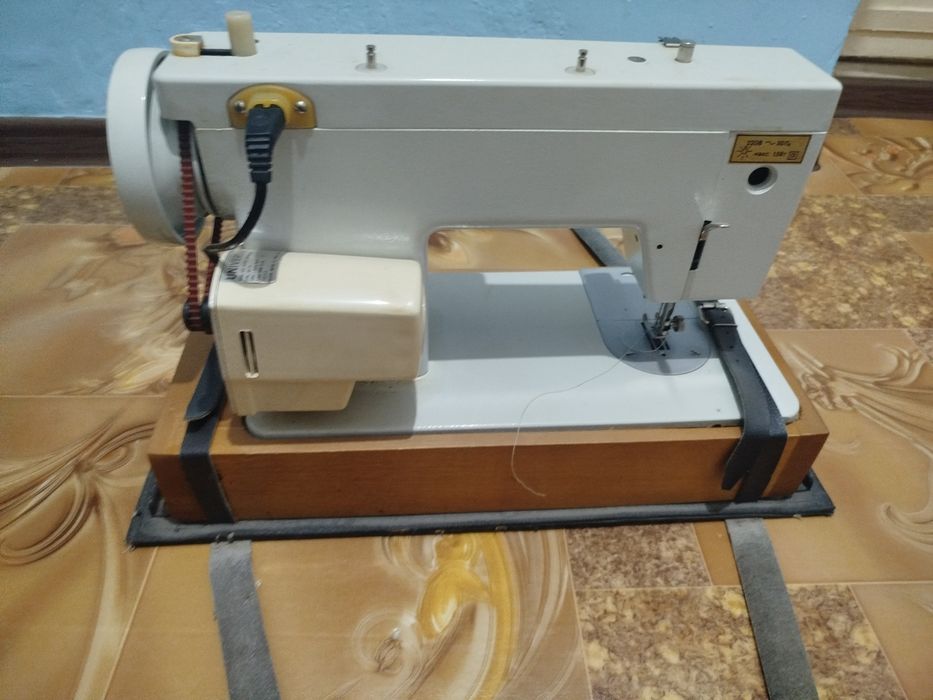 Продам швейную машину