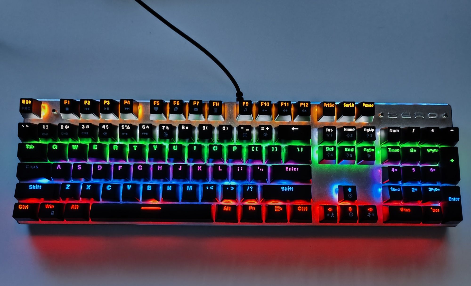 Vând tastatura mecanica RGB