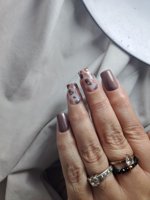 Ofer servicii de manichiura, pedichiura