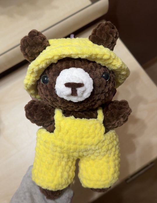 Ръчно плетено мече със слънчев гащеризон и шапка