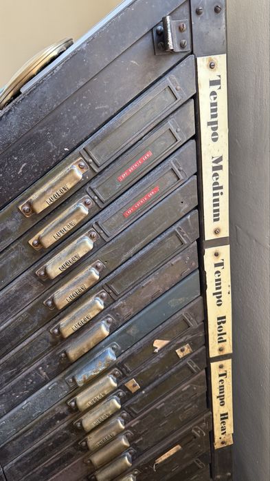 Vand dulap tipografie letterpress vechi din fier