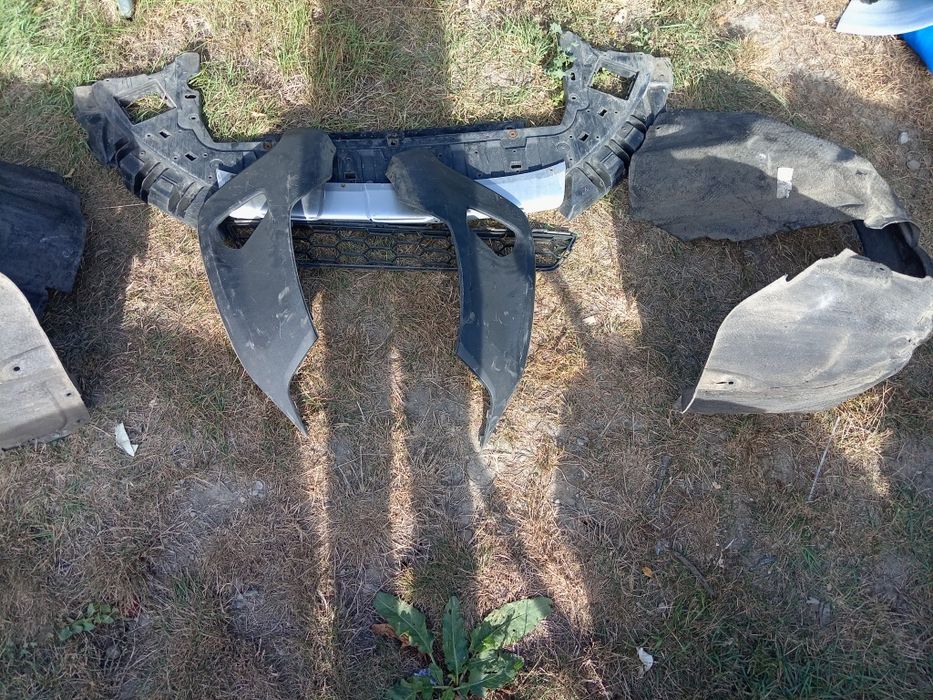 Vând carenaje   volvo v40cc, xc90, XC60 sau ornamente bara față.