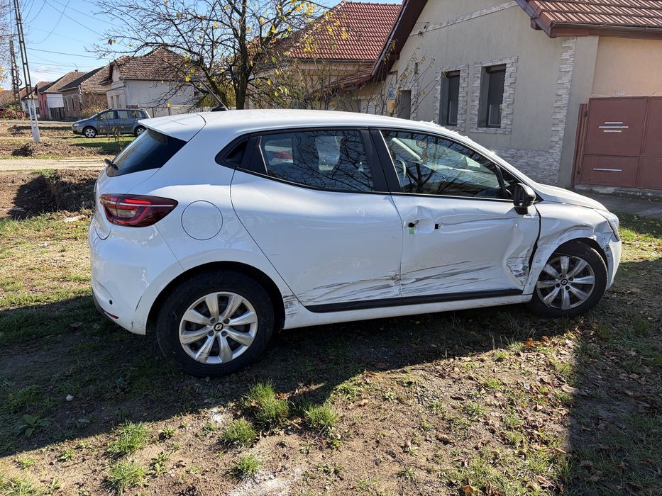 Renault clio 2022 usor avariat lovit avarie