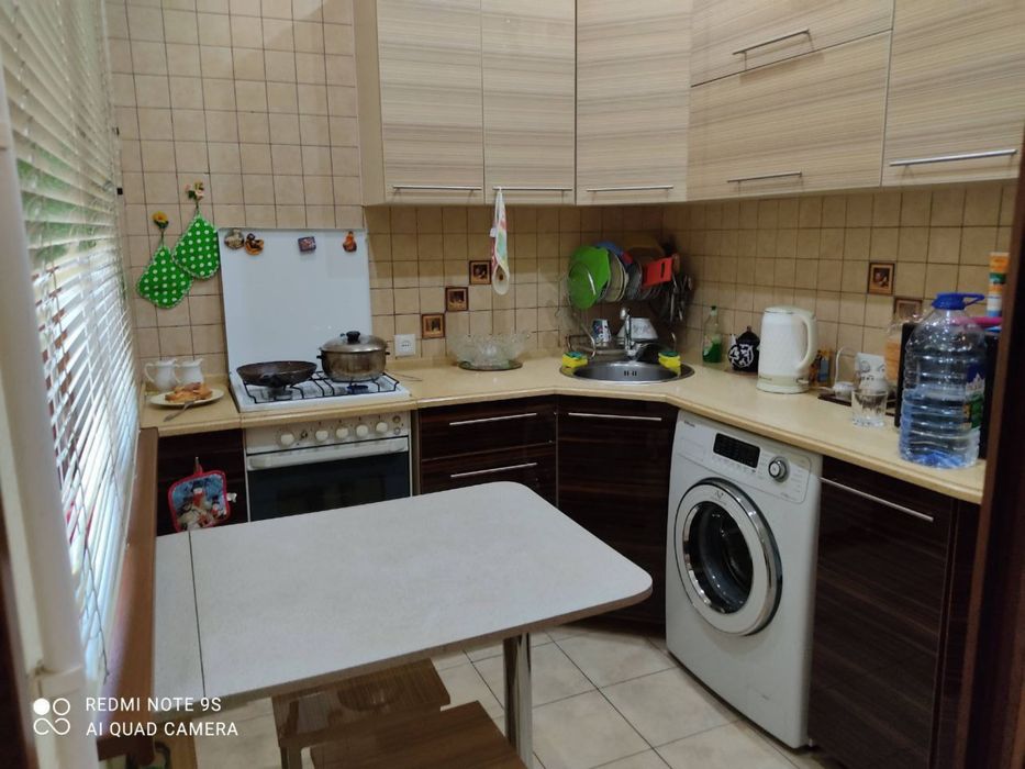 Продаётся 3х комнатная на 1м этаже.Ялангач,Дом Быта,187шк,корзинка.