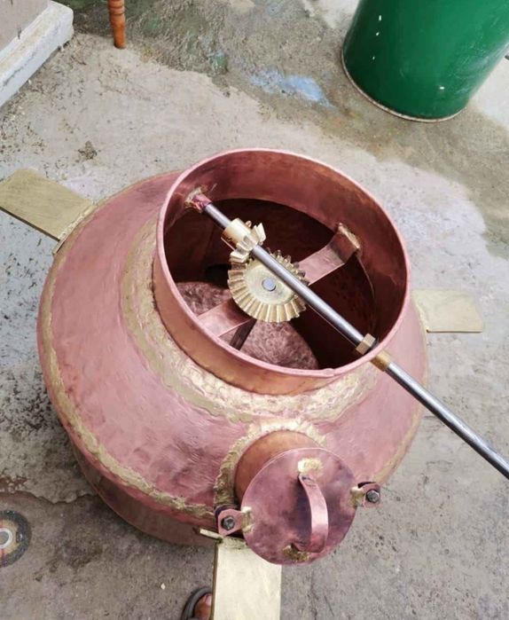 Vând un cazan de țuică din cupru alimentar capacitate de 150l cu fundu
