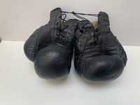 Стари кожени боксови ръкавици