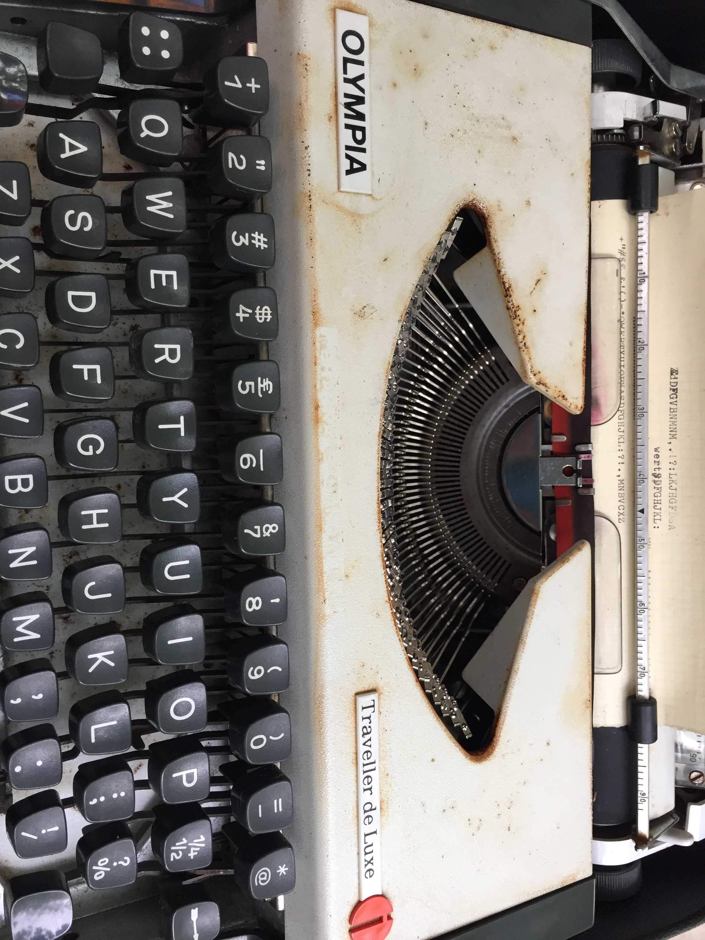 Masina de scris in cutiea originala