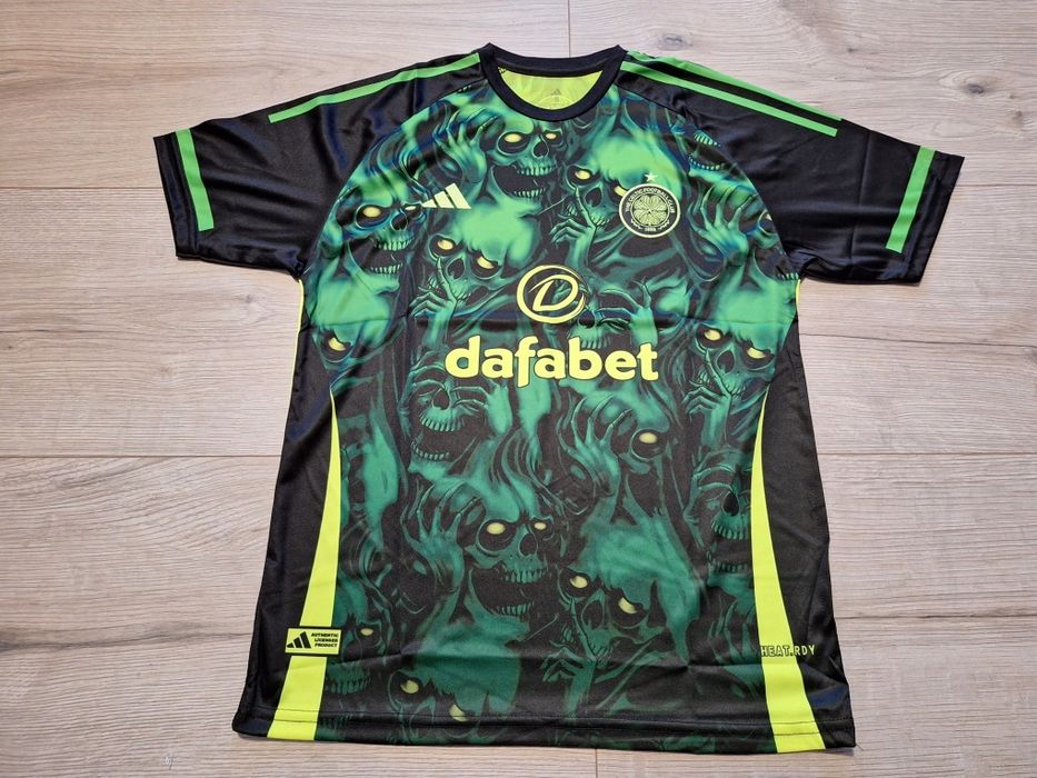 Флуоресцентна футболна фланелка на Селтик!