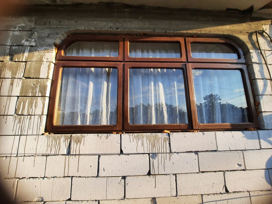Vând 4 uși si 8 geamuri