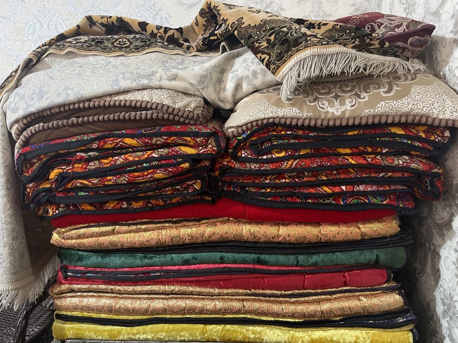 Тонкий матрас наматрасник.