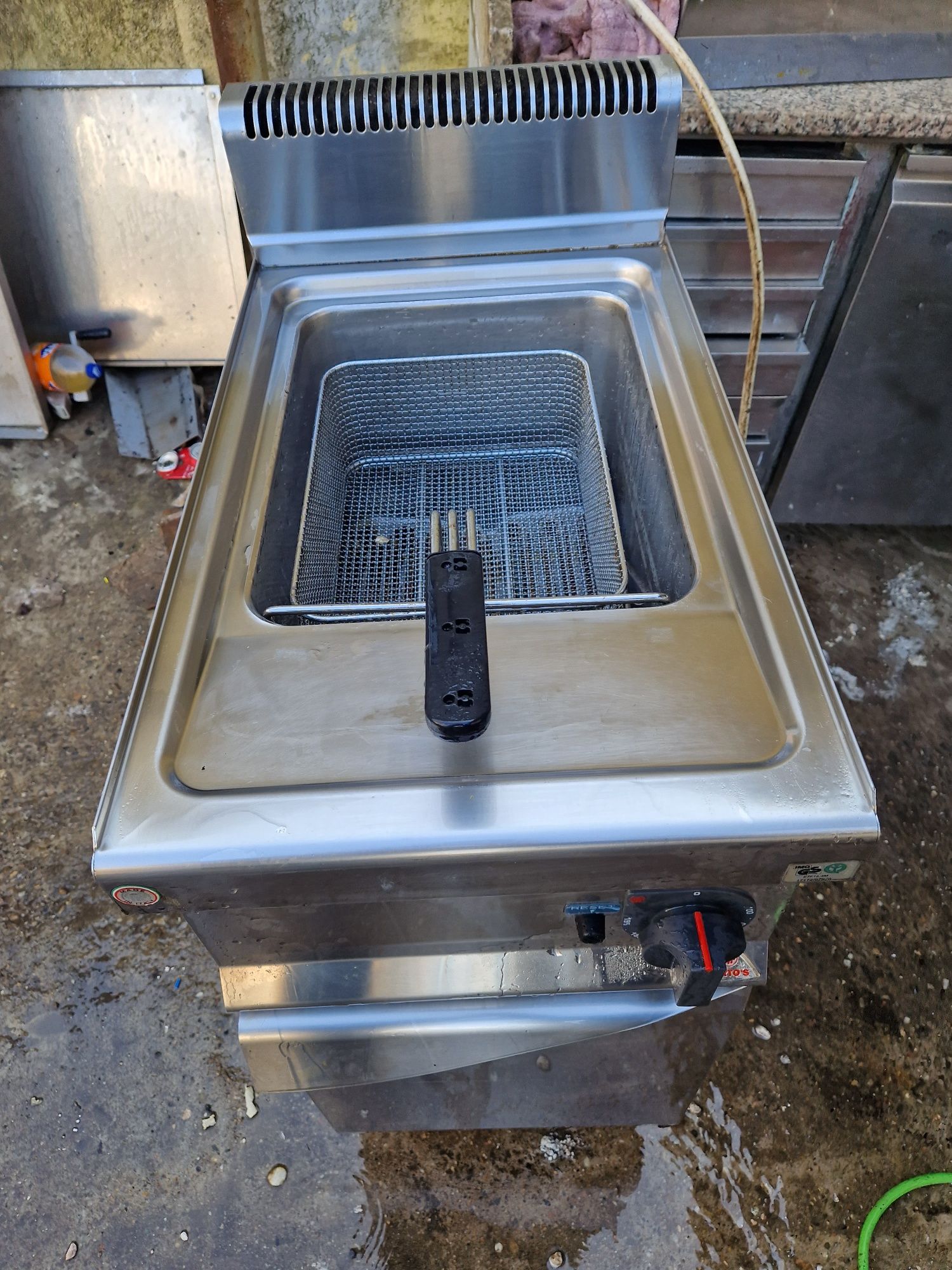 Friteuza dubla de.putere 2x 12 litri  pe gaz,cu banc, inox
