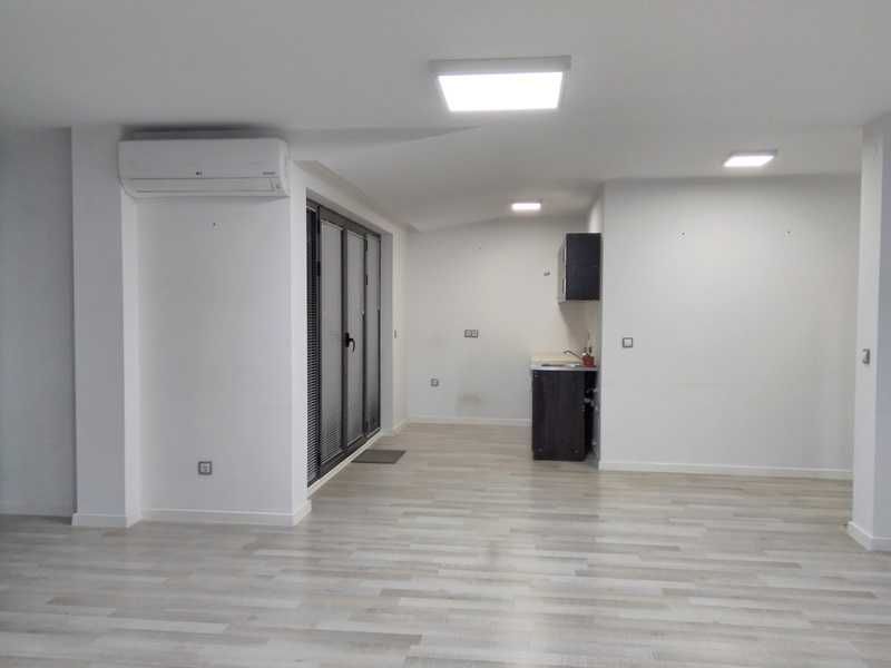 Офис под наем – 93 кв.м в бизнес сграда