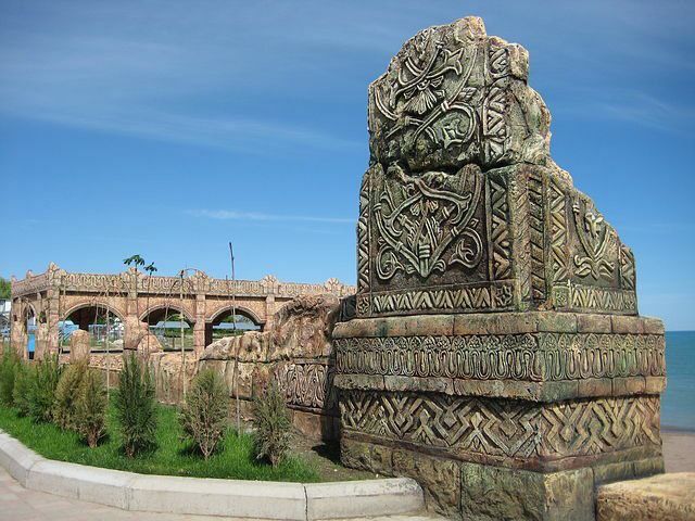 Dekorativ sharshara, haykal va relyeflar