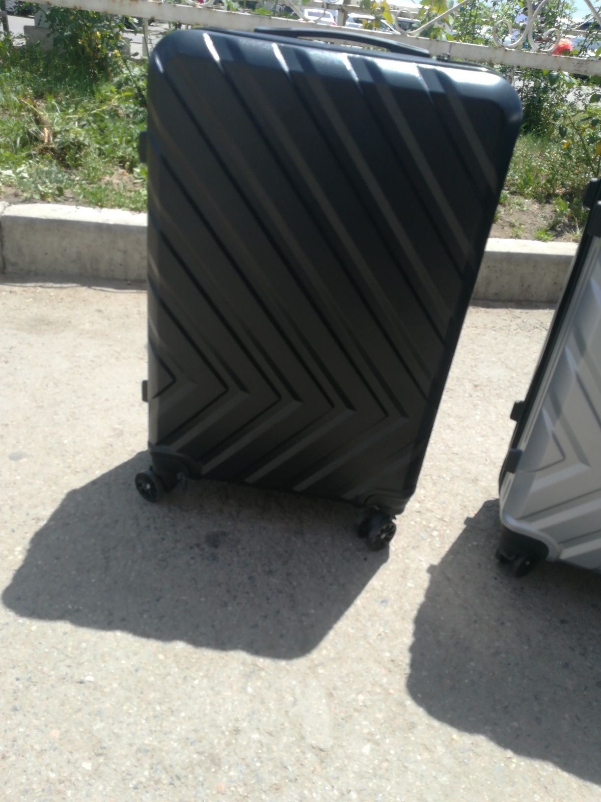 Продам дорожный чемодан на колесиках