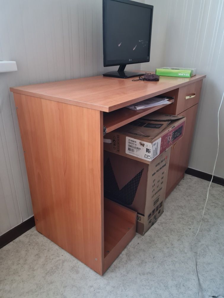 Продам компьютерный стол