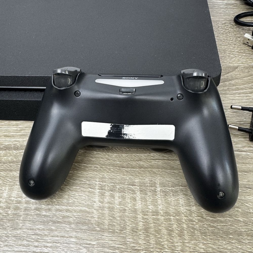 Playstation 4 Slim PS4 с два контролера