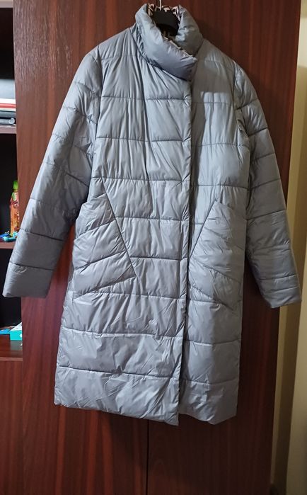 Vând geacă lungă damă, culoare gri deschis cu două fețe.