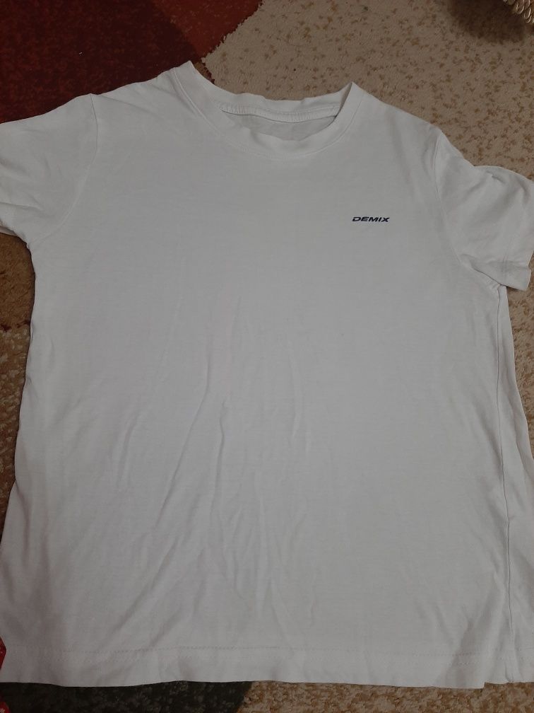 Продам белые футболки 8-12 лет