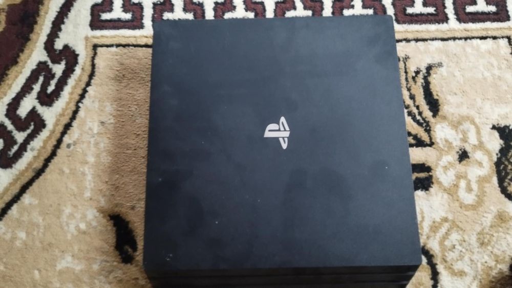 Vând PS 4 pro +FC 25 și 4 manete