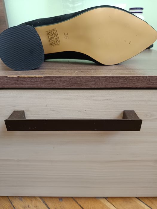 Официални дамски обувки.