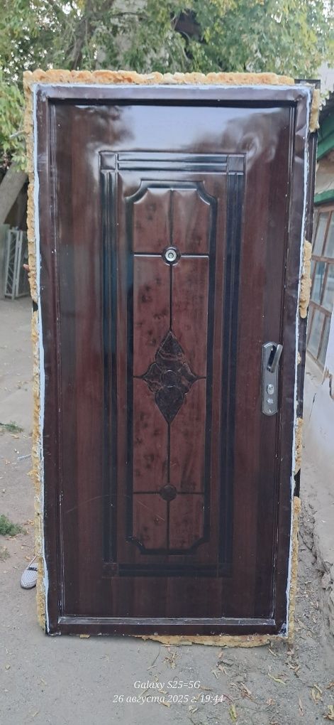 Продам металлическую дверь.