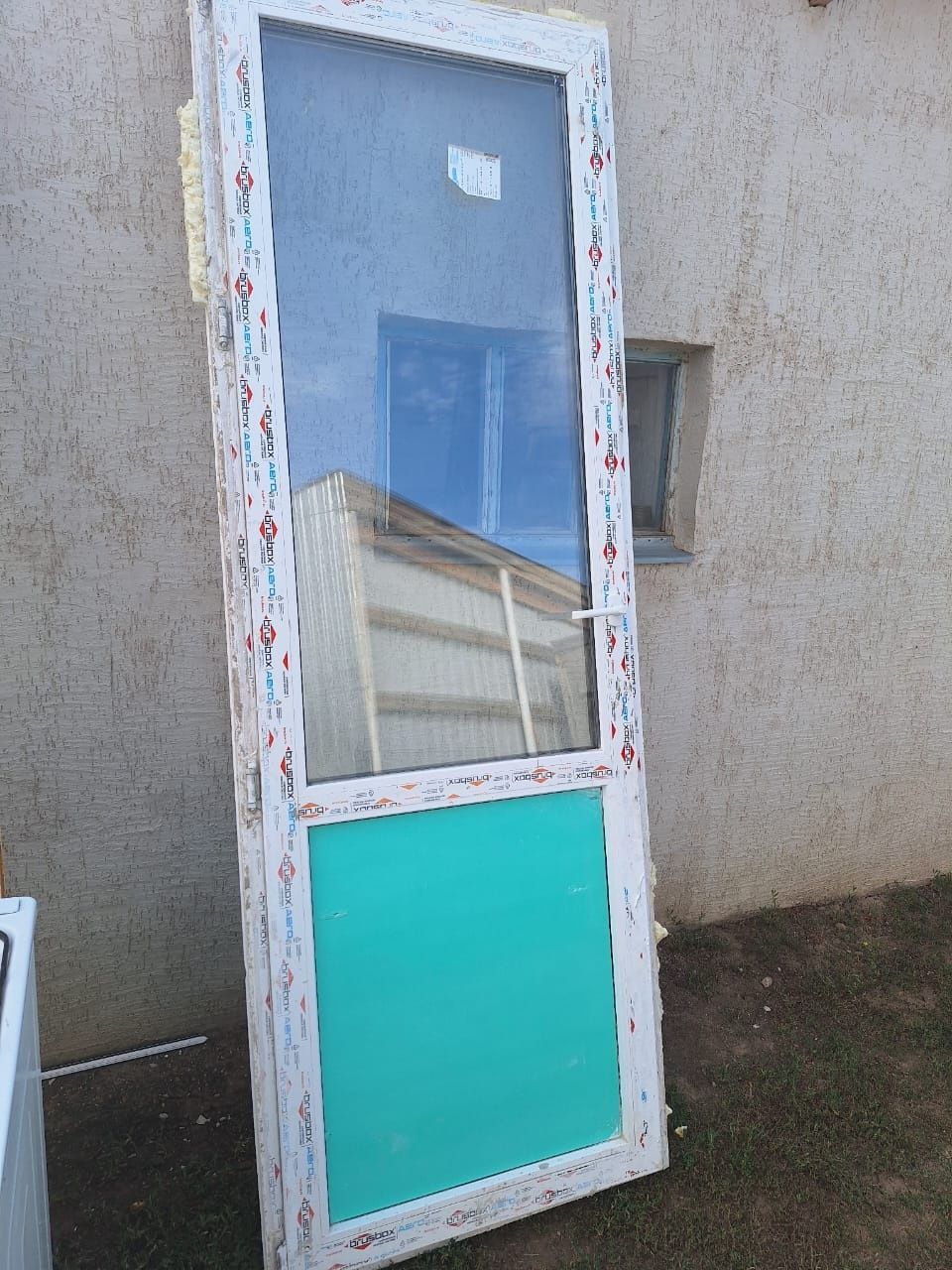 Продам пластиковую дверь для балкона