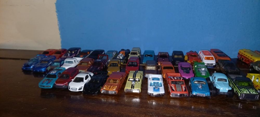 Продавам колекция от колички в нaмален размер.135 броя без драскотинка