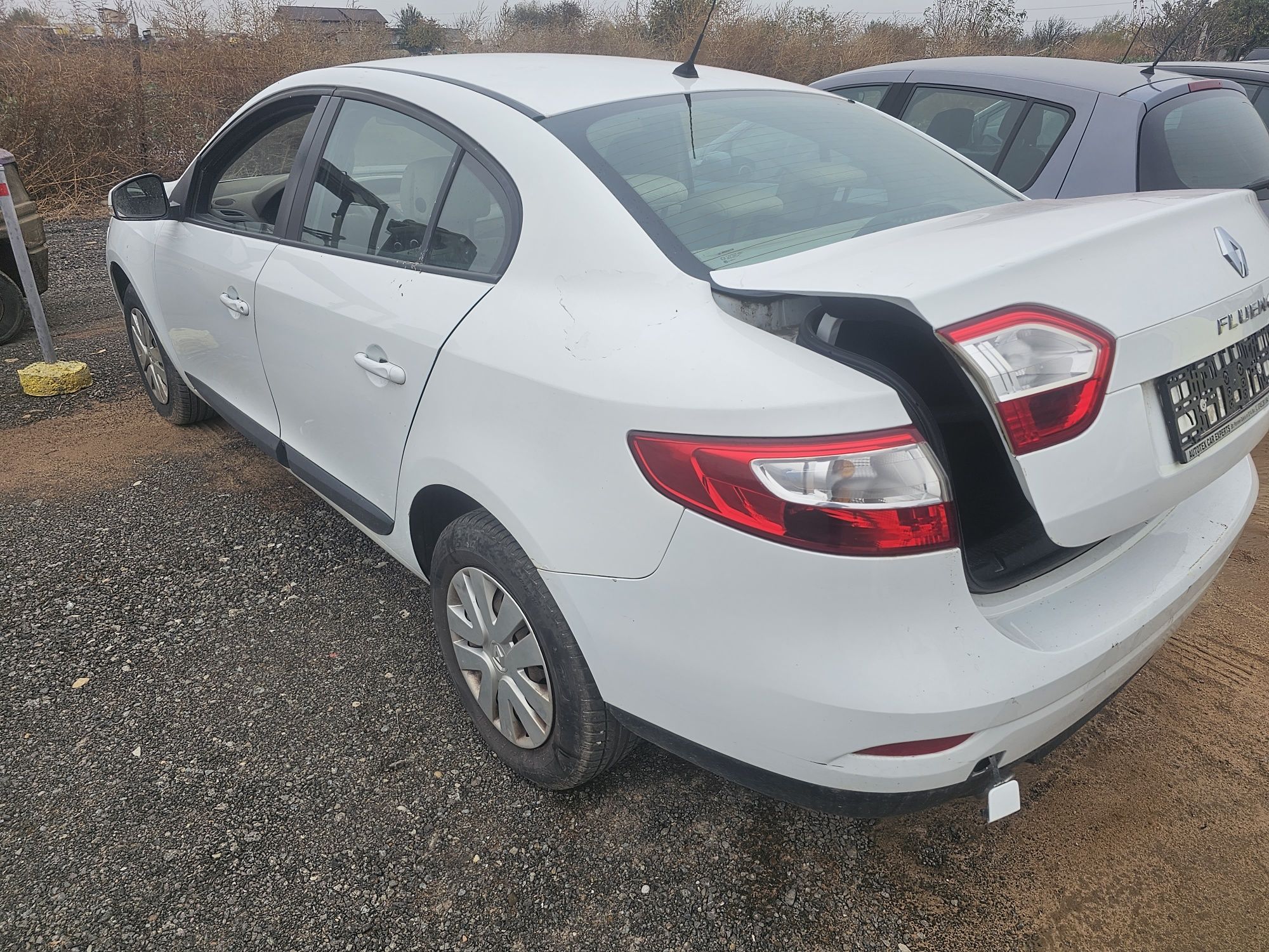 Dezmembrez Renault Fluence 1.4i 16v 1.6i 16v 1.5dci