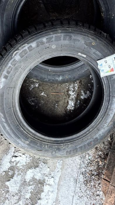 Покрышка зимний с шипованный, размер R17, 235/65. Есть два штуки новый