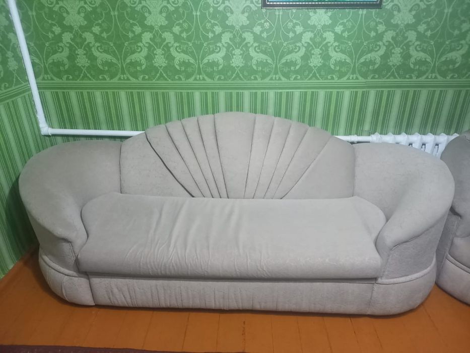 Срочно продам уголок- диван с двумя креслами и столы раздвижные