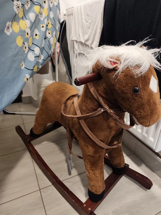 Căluţ balansoar din pluş - jucărie adorabilă pentru cei mici