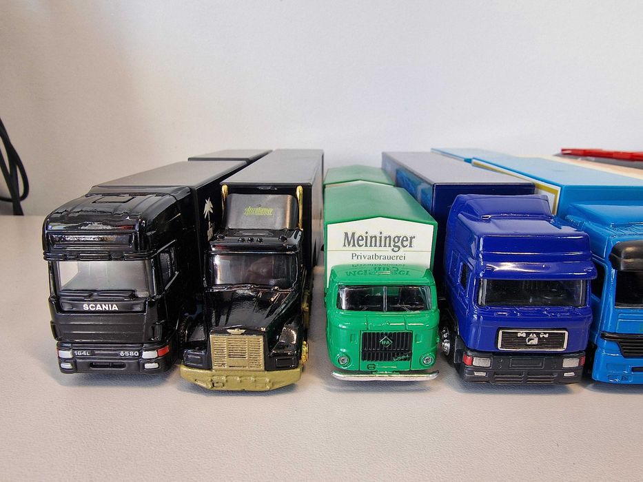 Set 12 camioane, lungime 15–22 cm, cabină metalică + remorcă plastic