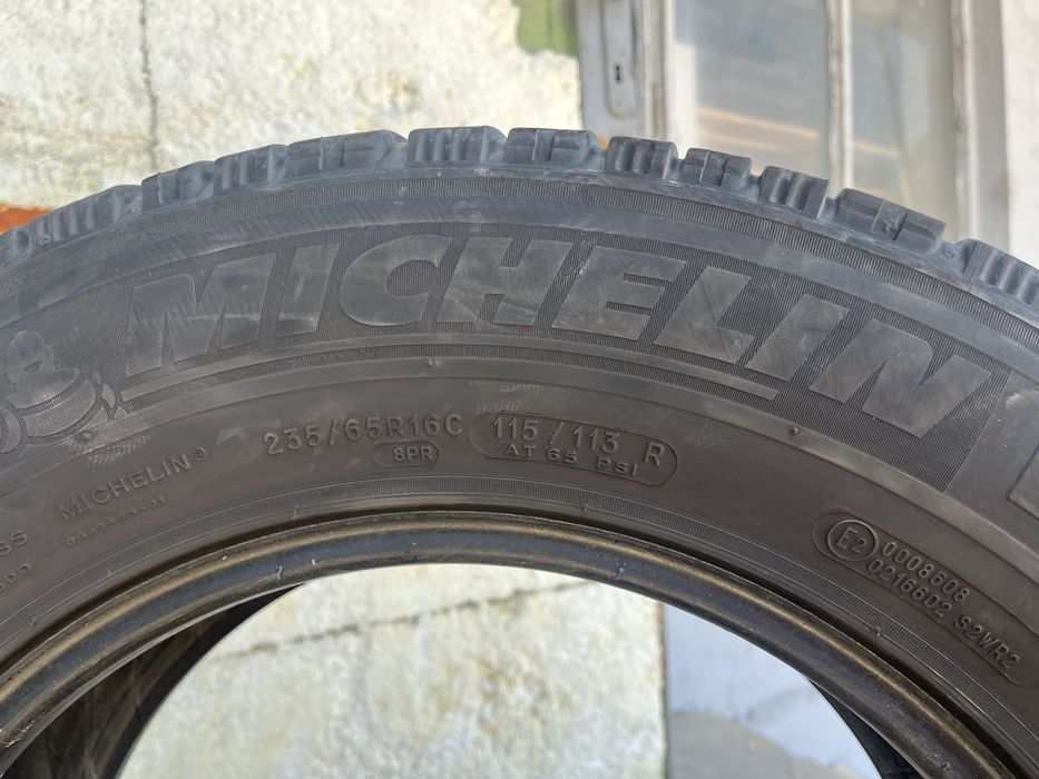 2 бр. гуми за бус 235/65/16C Michelin DOT 3818/2217 5 mm