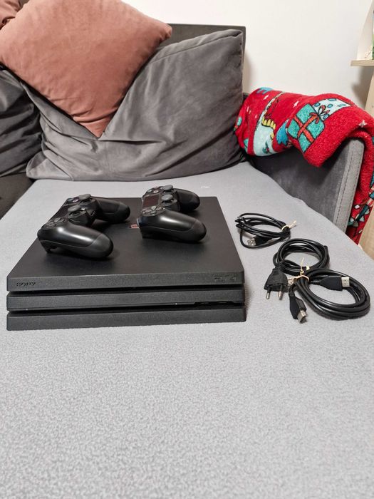 PS4 pro 1 TB последна версия с 2 оригинални джойстика.