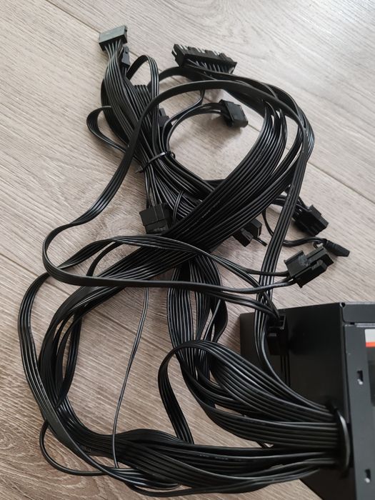 Vând sursa alimentare Kolink Core RGB 600 W • ATX • 80 PLUS • Cablu pl
