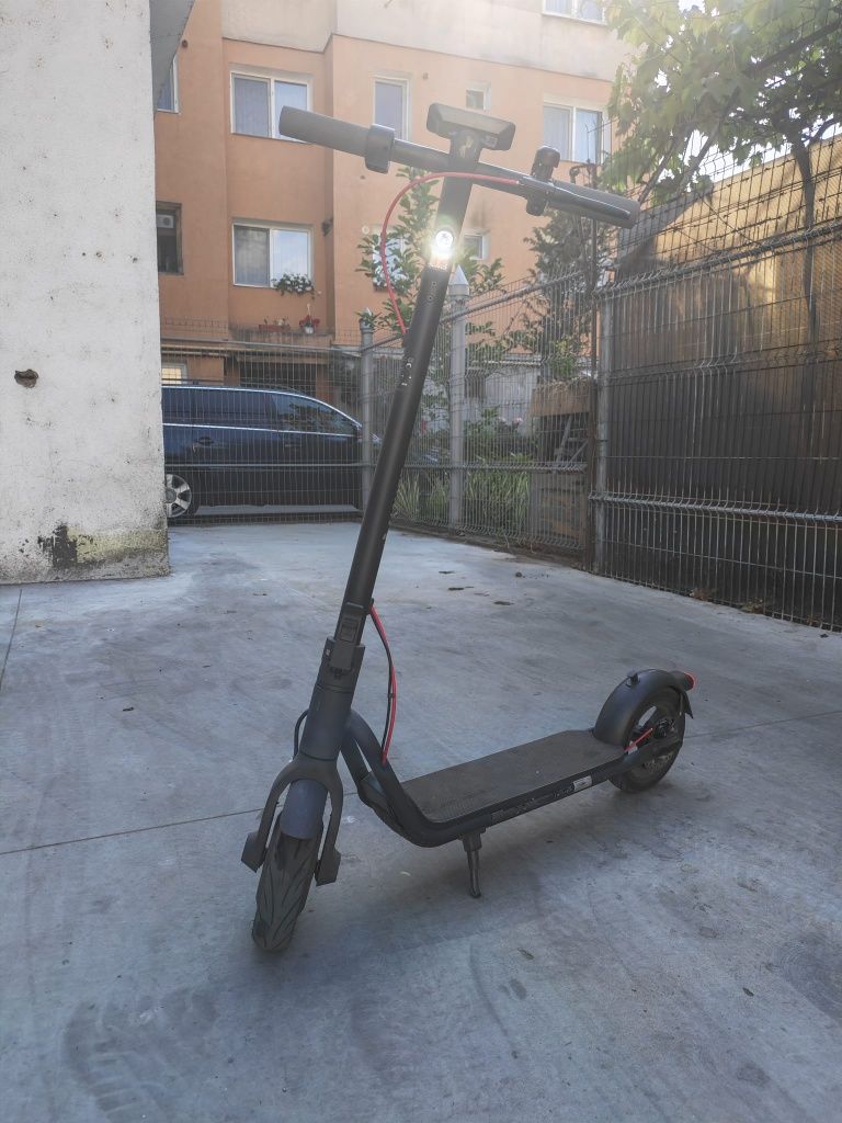 Vând trotineta Nave V40