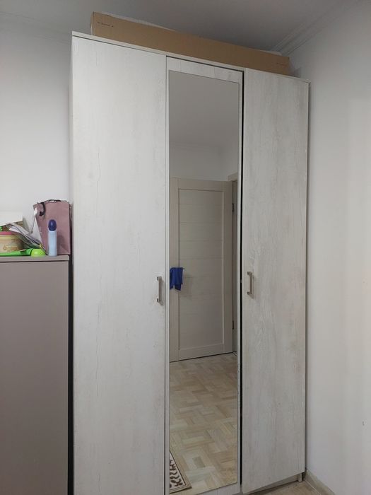 Продам шкаф с зеркалом